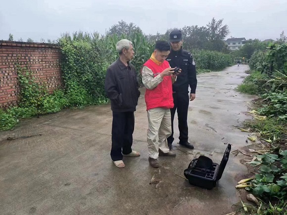 垫江警方出动无人机寻找走失的小女孩。 通讯员 薛博文 摄
