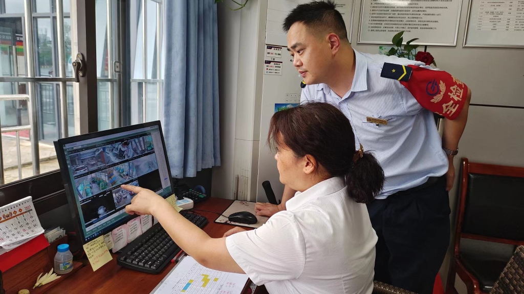 重庆公交结合节假日出行特点科学调度。受访者供图