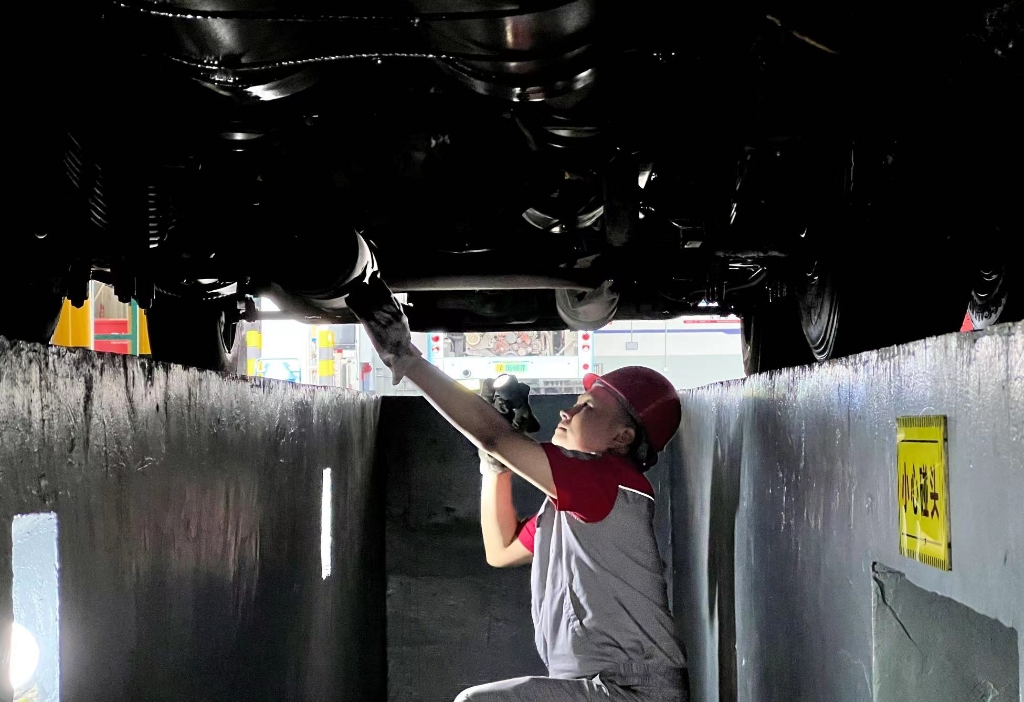 维修工人正在仔细检修公交车。受访者供图