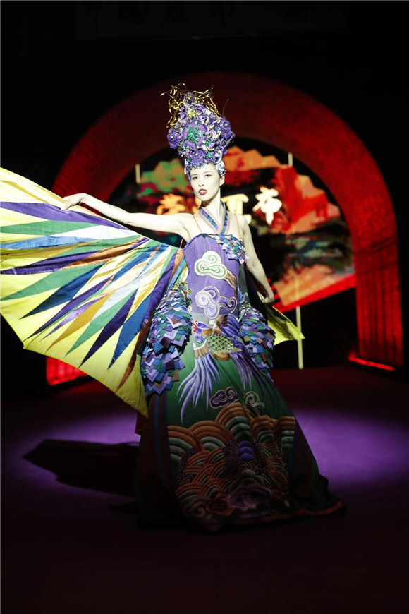 模特展示夏布时装之美。荣昌区文化旅游委供图 华龙网发