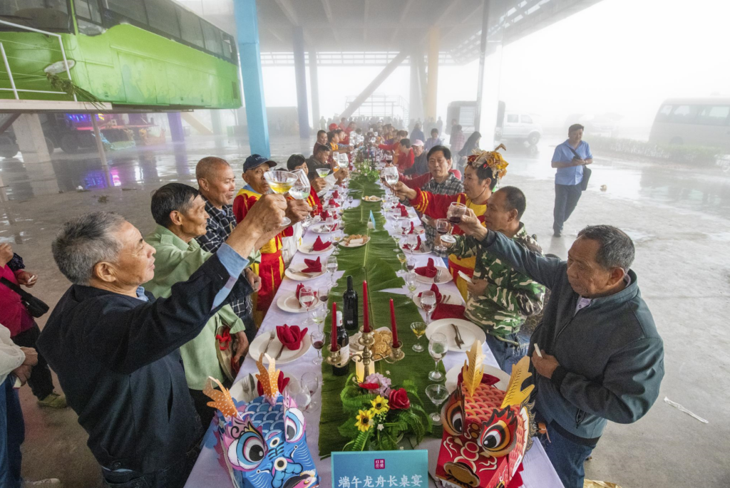 景区摆出龙头美食长桌宴。景区供图