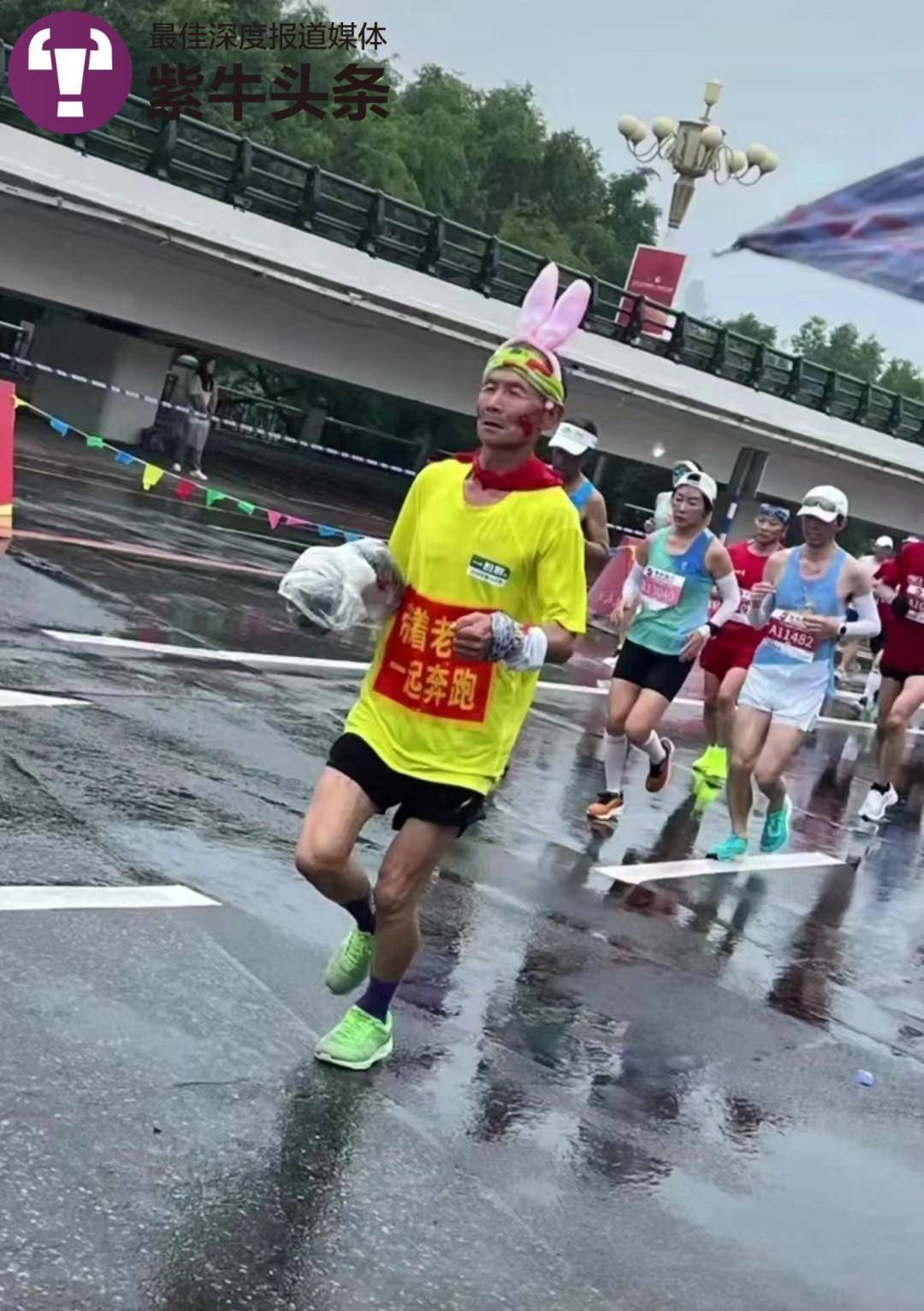 带着老伴一起跑，67岁大爷穿去世老伴的红袄跑了20多个马拉松1