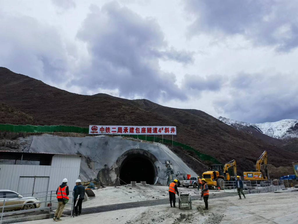 西成铁路包座隧道的建设现场。受访单位供图
