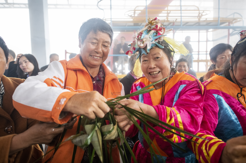 村民体验包粽子。景区供图