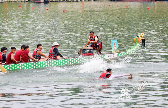 龙舟队员下水抢夺“好彩头”，氛围热烈。华龙网-新重庆客户端记者 刘岱松 摄