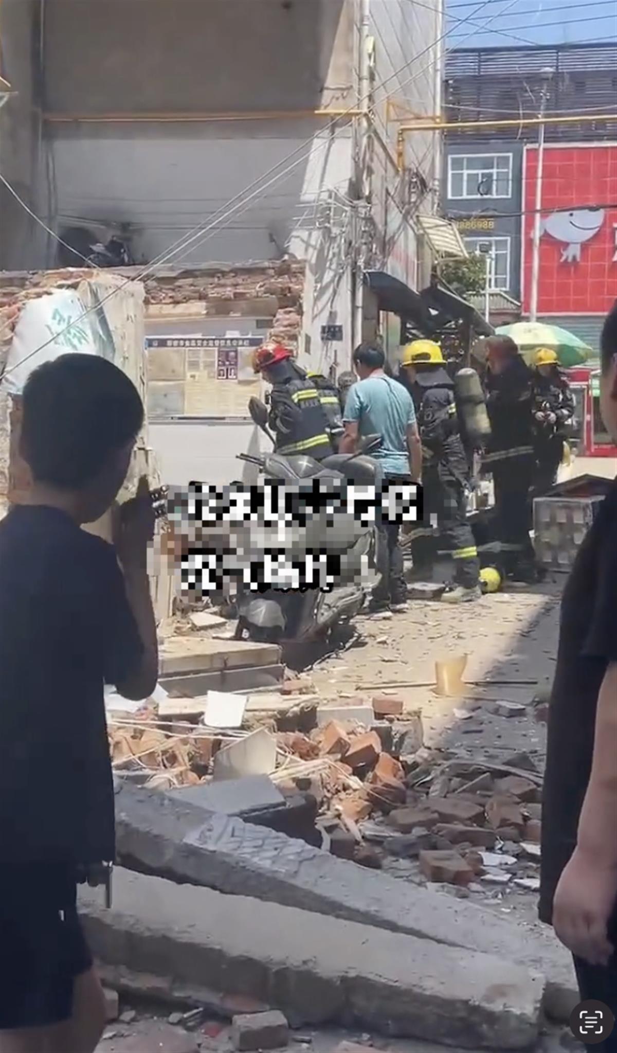 河南新密一门面房因液化气爆炸坍塌4人被埋，2人重伤2人轻伤1