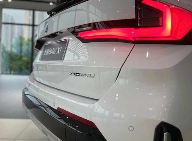 全新BMW X1悬浮式3D立体LED尾灯. 华龙网-新重庆客户端 许川摄