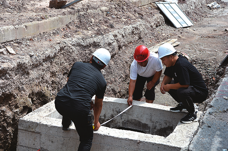监理人员对排水管网建设质量进行检查。