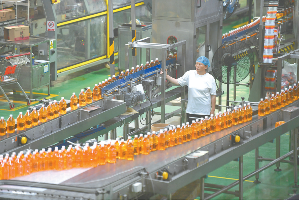 饮料生产线高速运转。