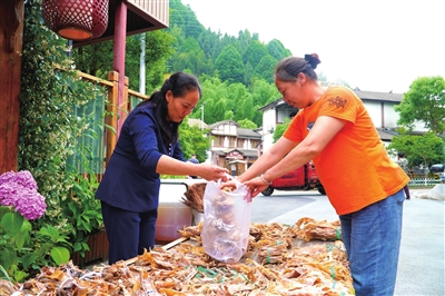 村民刘圣艳（左）在打包干竹笋。