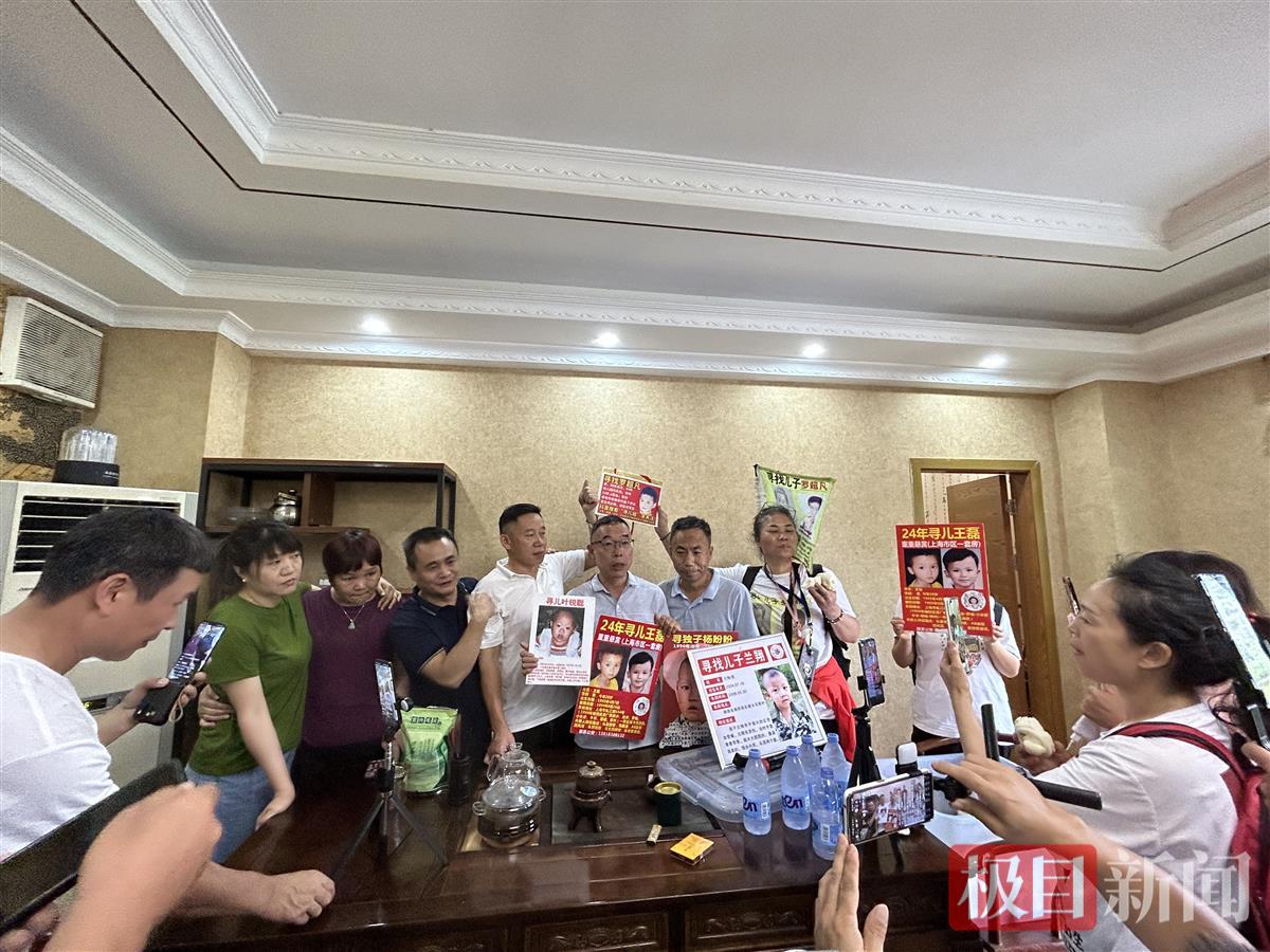 寻子22年的雷武泽赶到深圳，带长沙臭豆腐送儿子，与寻亲家长分享团圆包子