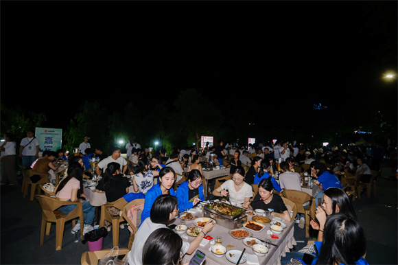 游客在巫溪大宁河边吃巫溪烤鱼。活动主办方供图 华龙网发
