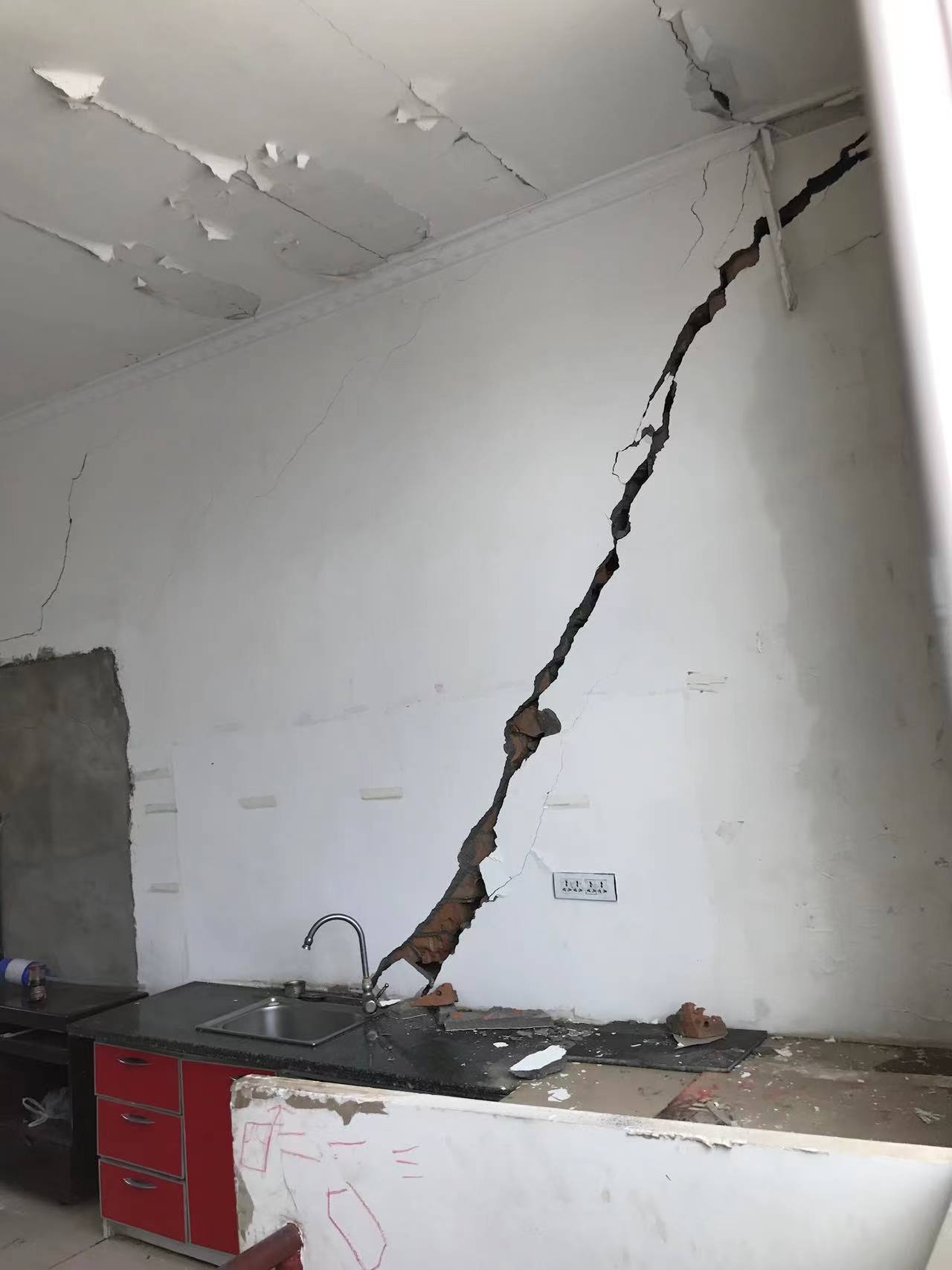 一场拉锯近6年的诉讼：地基下沉商铺成危房，资料缺失鉴定难3