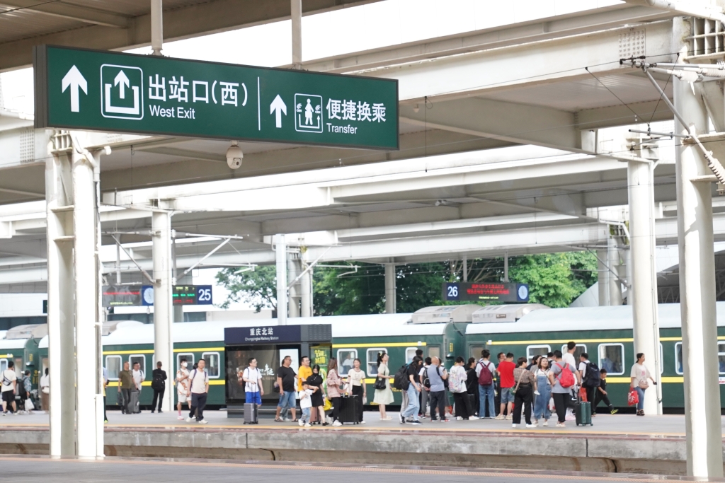重庆火车站预计今日发送旅客20万余人次。通讯员 魏伟 胡勇 摄 