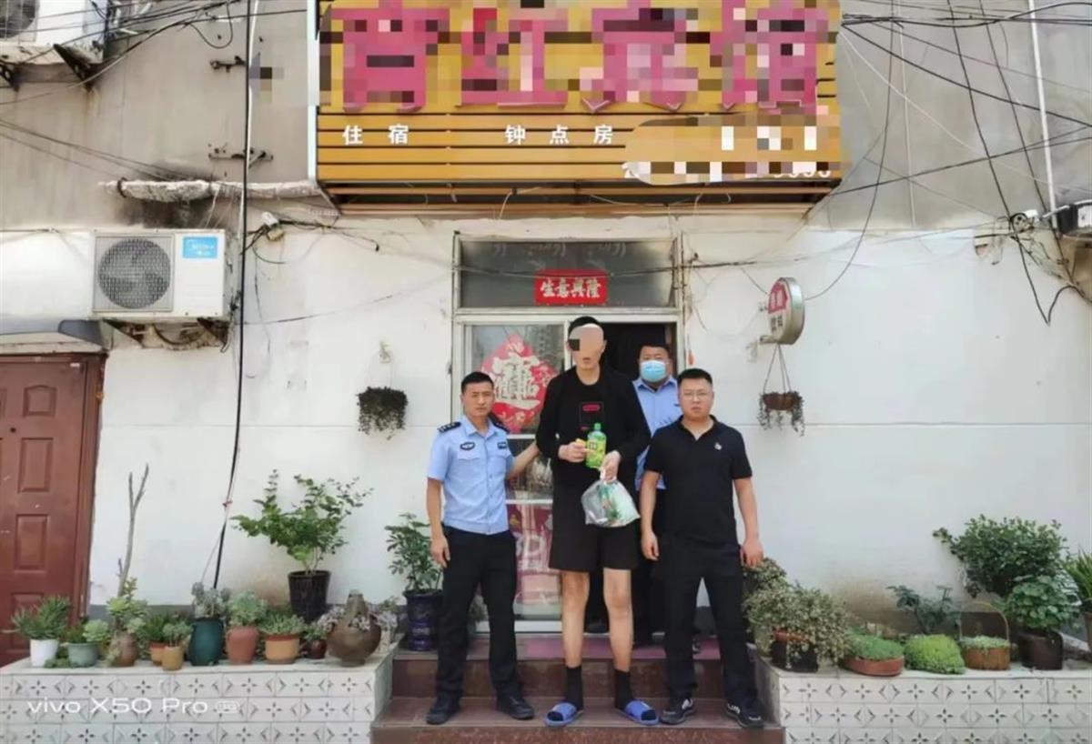 2米12高的小偷又落网了，民警：他这个身高的“显眼包”，简直是自投罗网1