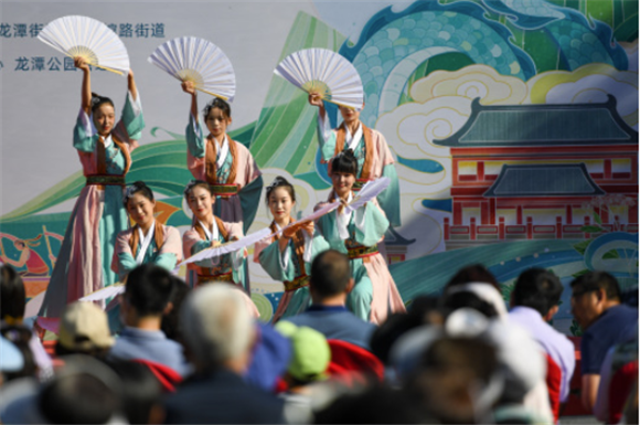 6月22日，游客在北京龙潭湖公园观看端午文化节演出。新华社记者 鞠焕宗 摄