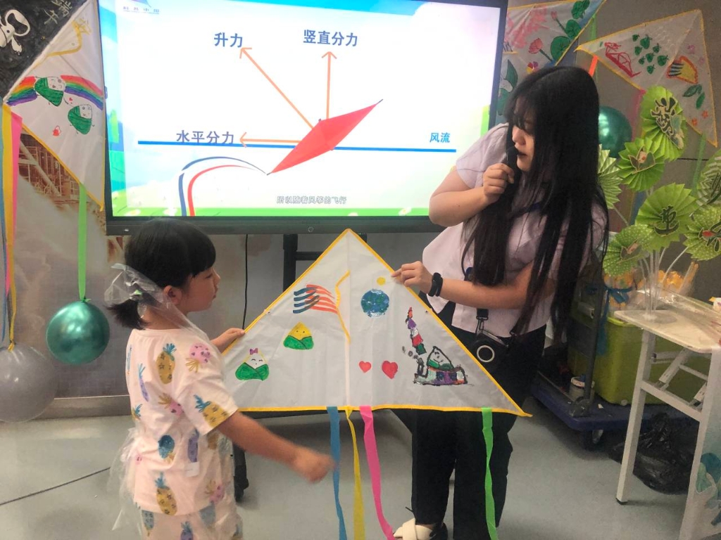 科技辅导员指导小朋友“巧手画纸鸢”环节。重庆科技馆供图