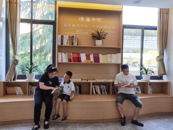 市民在清廉书吧看书。巫溪县政务服务中心供图 华龙网发