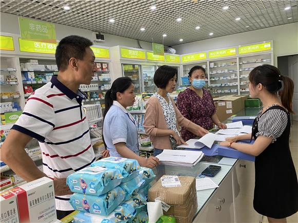 工作人员在药店进行药品安全督察。通讯员 叶文瑶 摄