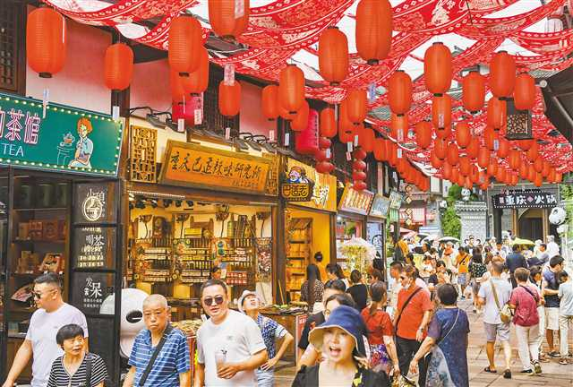 Tourists enjoy the scenery and shopping in the back street of the ancient town of Ciqikou in the Shapingba District on June 24. (Photographed by Zhang Jinhui / Visual Chongqing)