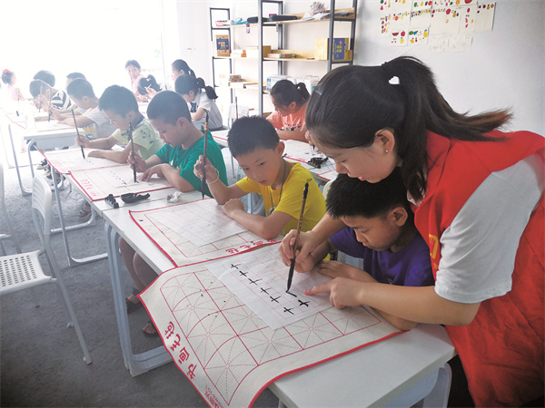 江池镇青红服务中心，孩子们在课后练习书法。记者 郎宵 供图