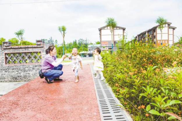 游客在大荣桥休闲广场游玩。记者 张丹 供图
