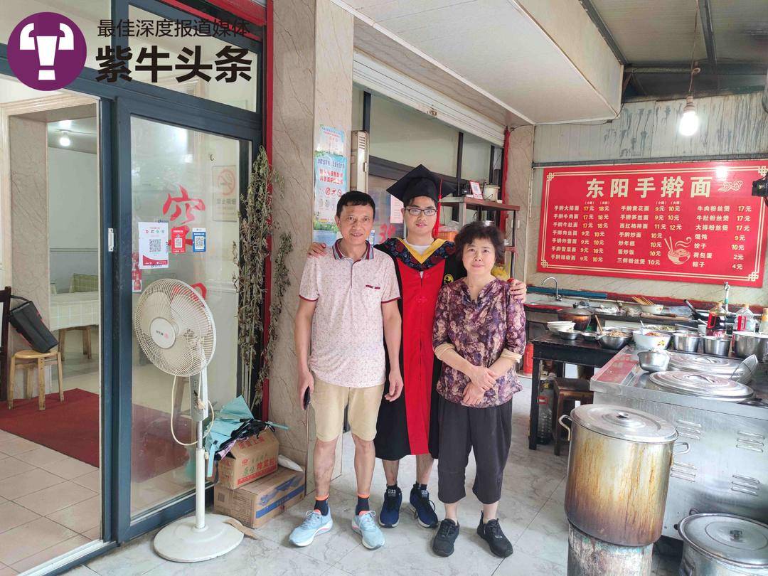 小伙晒特殊博士毕业照：我的成才路是爸妈无数碗手擀面铺就的！1