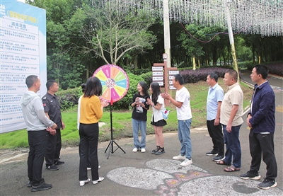 桂香天地·乐欢天景区，游客在参与幸运“大转盘”活动。记者 陶开星 摄
