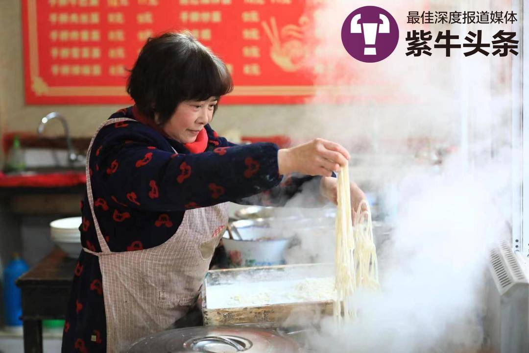 小伙晒特殊博士毕业照：我的成才路是爸妈无数碗手擀面铺就的！3