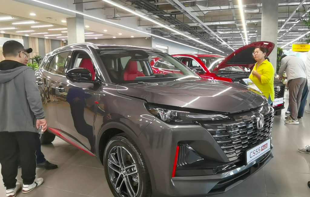 汽车自选中心“Mycar Kuldzhinka”，当地市民在长安汽车展台前。