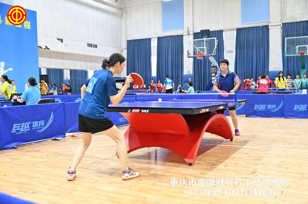 职工进行乒乓球比赛。重庆市总工会供图 华龙网发
