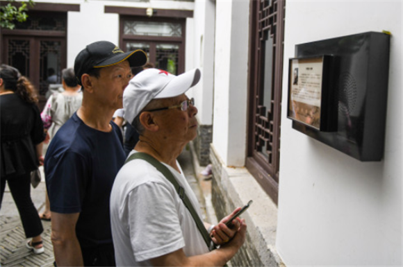 6月25日，游客在济南百花洲景区内参观一处红色打卡点。新华社记者 朱峥 摄