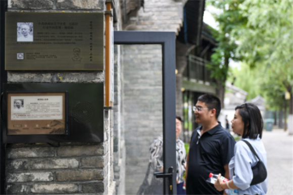 6月25日，游客在济南百花洲景区内参观一处打卡点。新华社记者 朱峥 摄