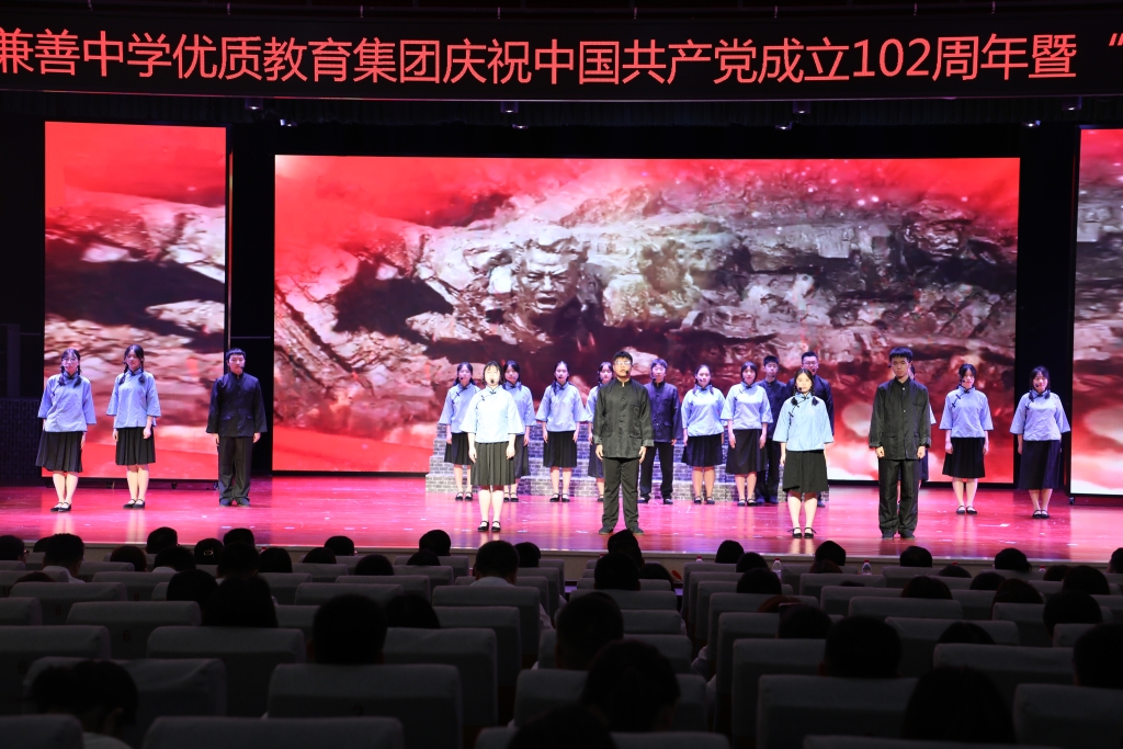 优秀团员诗歌朗诵表演 学校供图 华龙网发