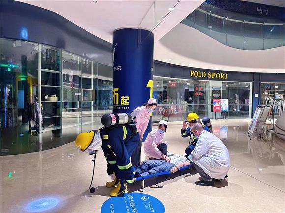 3商场正在模拟应急救援的场景。通讯员 夏梦雪 摄