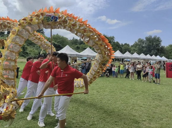 A dancing dragon attracting foreigners (Photo provided by the Propaganda Department of Tongliang District Party Committee)