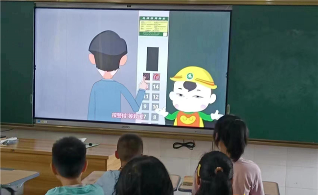 教室电子屏幕上播放特种设备安全宣传视频。铜梁区融媒体中心供图