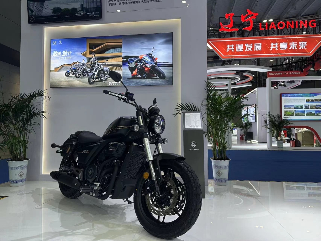 重庆宗申展出最新款的摩托车。