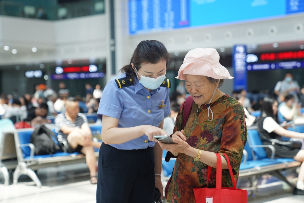 A heartwarming moment in Chongqing North Station. (Photographed by Wang Liang)