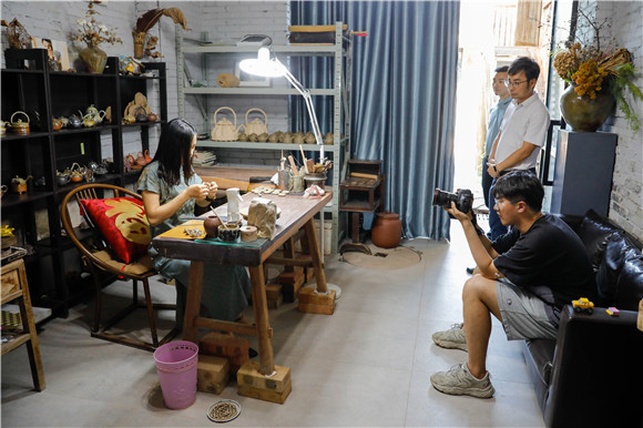 重庆市荣昌区通安村，同学们参观了陶艺制作人才管永双和李云杉夫妻俩创办的“西山雨·春燊窑”。 清华新闻学院支队供图 华龙网发