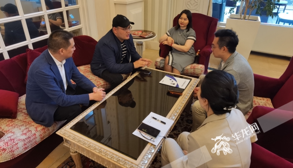 哈萨克斯坦当地时间晚上8点过，重庆企业代表在酒店大堂与对方洽谈。