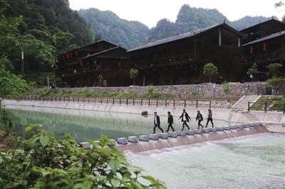 游客在土家十三寨游玩。记者 杨敏 摄