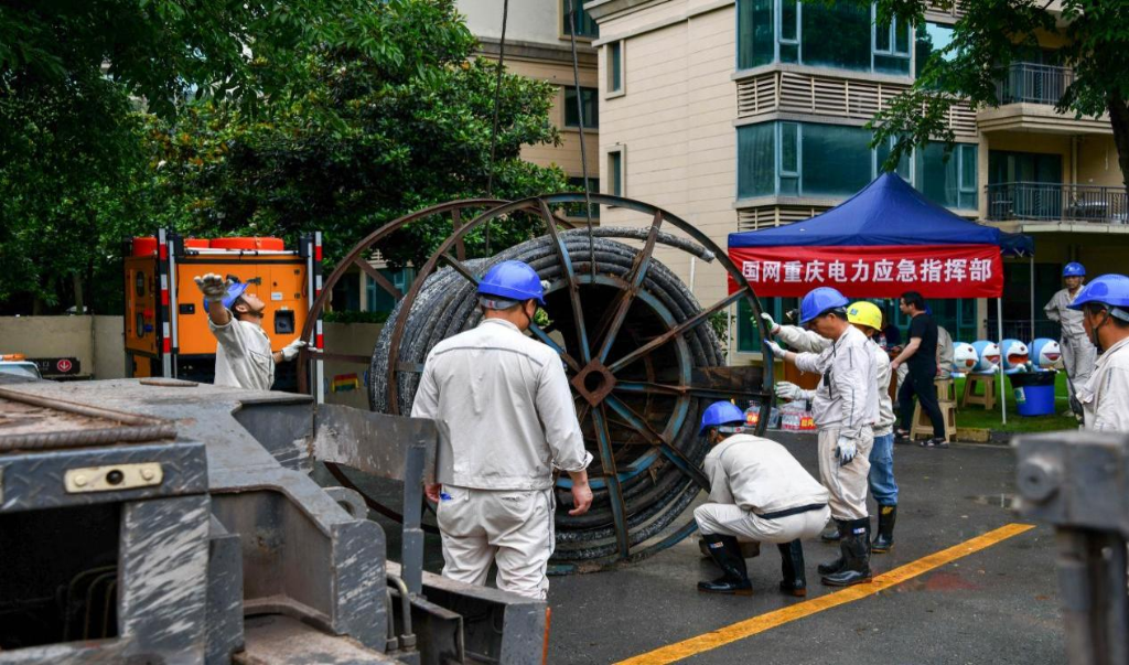 国网重庆江津供电公司抢险人员在施放电缆。通讯员 王化全 摄