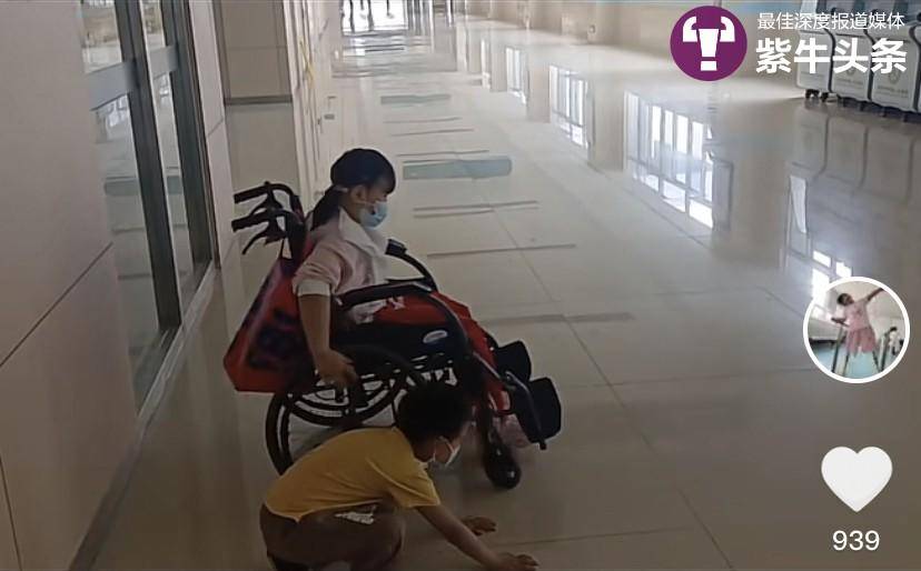 这小碎步让人流泪！7岁男童和截肢姐姐赛跑，故意放慢脚步让姐姐赢1