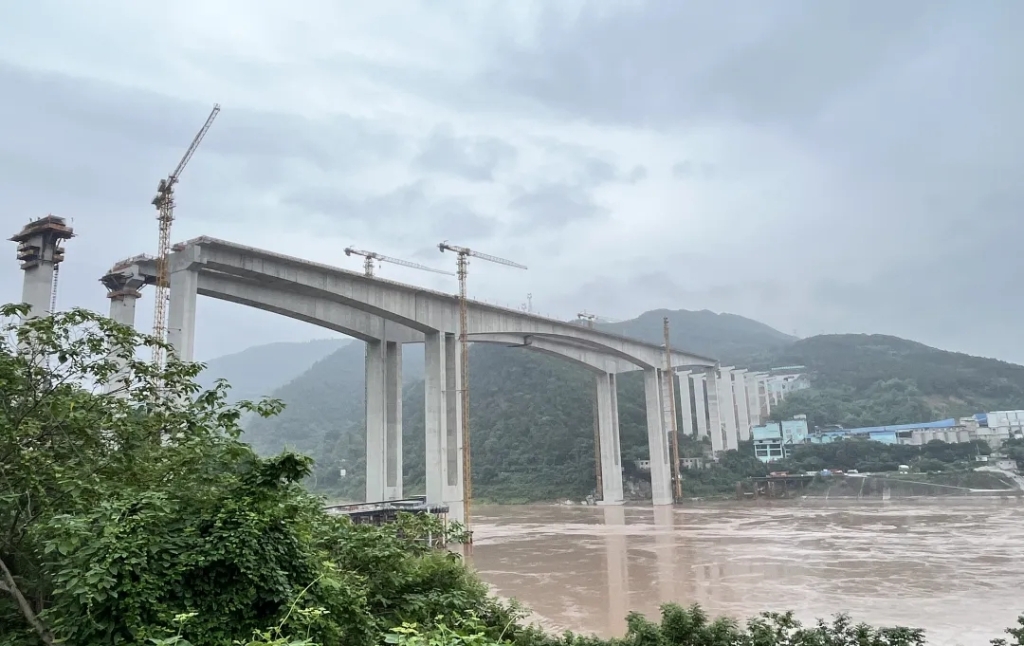 渝武高速复线观音峡嘉陵江特大桥主桥主体结构全部完成。中交一公局供图