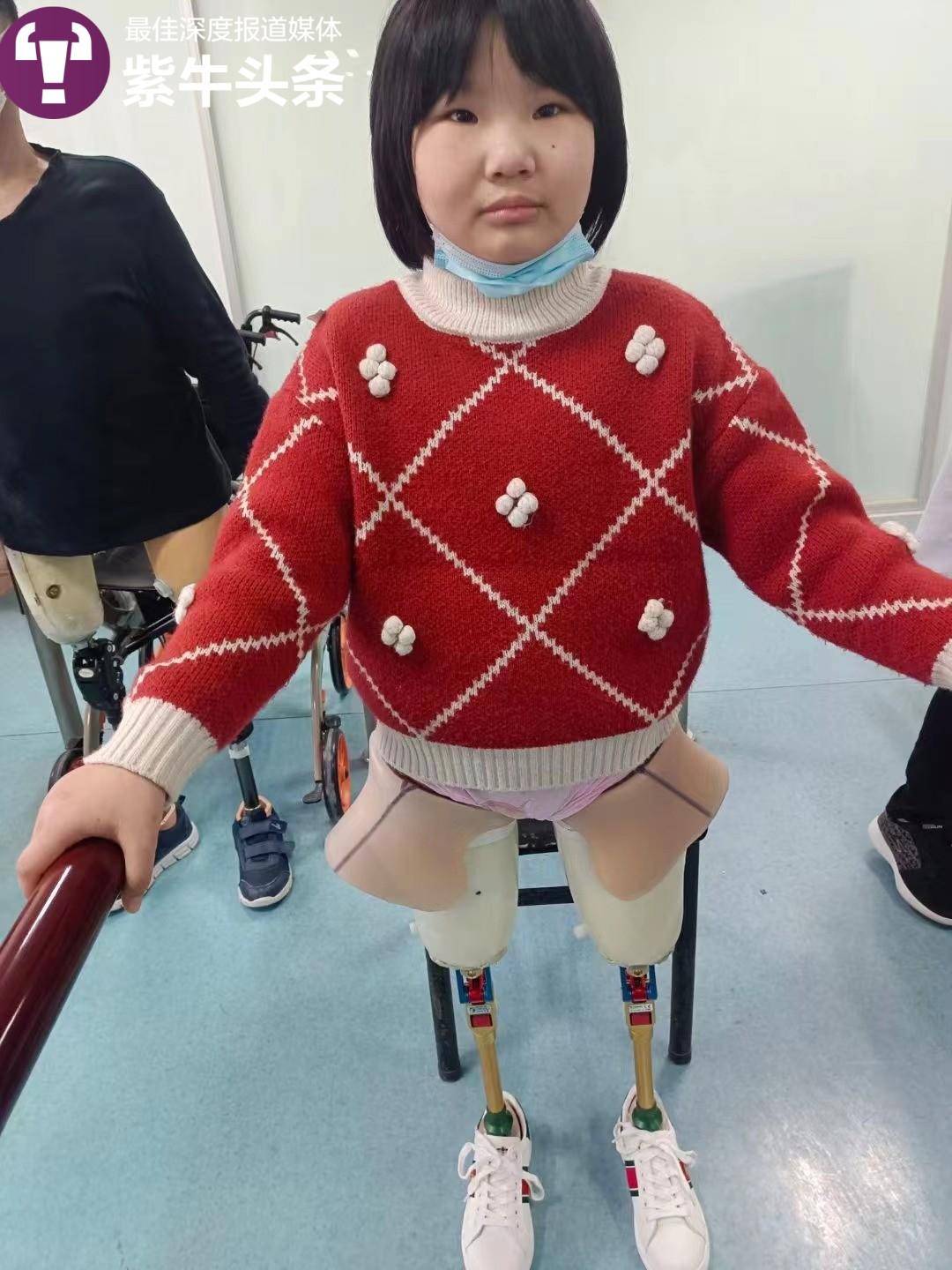 这小碎步让人流泪！7岁男童和截肢姐姐赛跑，故意放慢脚步让姐姐赢5