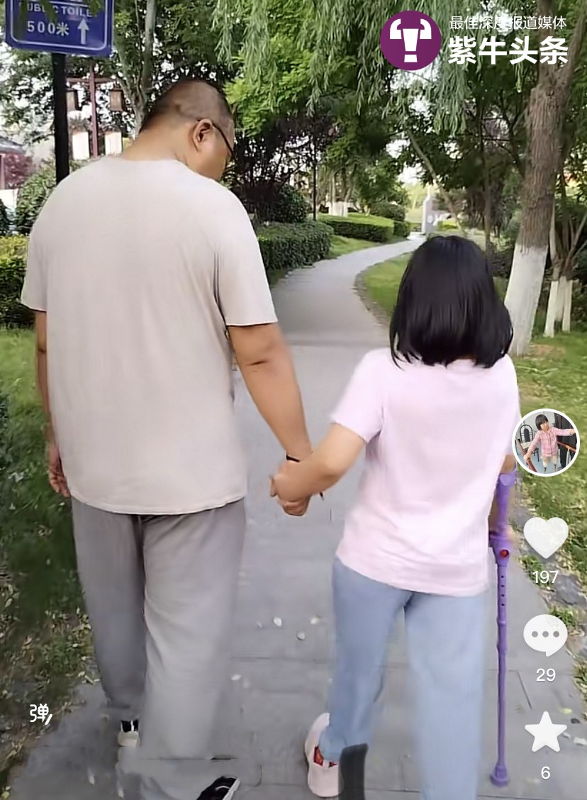 这小碎步让人流泪！7岁男童和截肢姐姐赛跑，故意放慢脚步让姐姐赢6