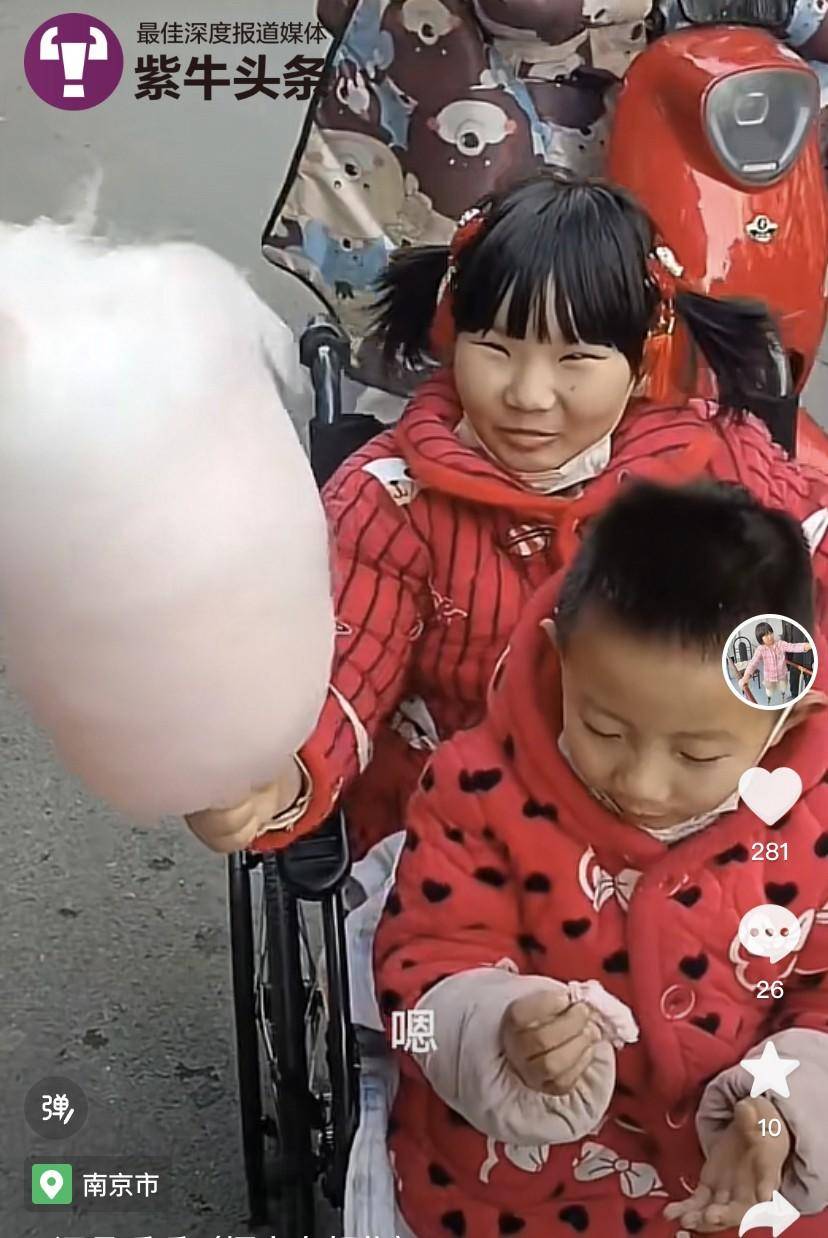 这小碎步让人流泪！7岁男童和截肢姐姐赛跑，故意放慢脚步让姐姐赢3