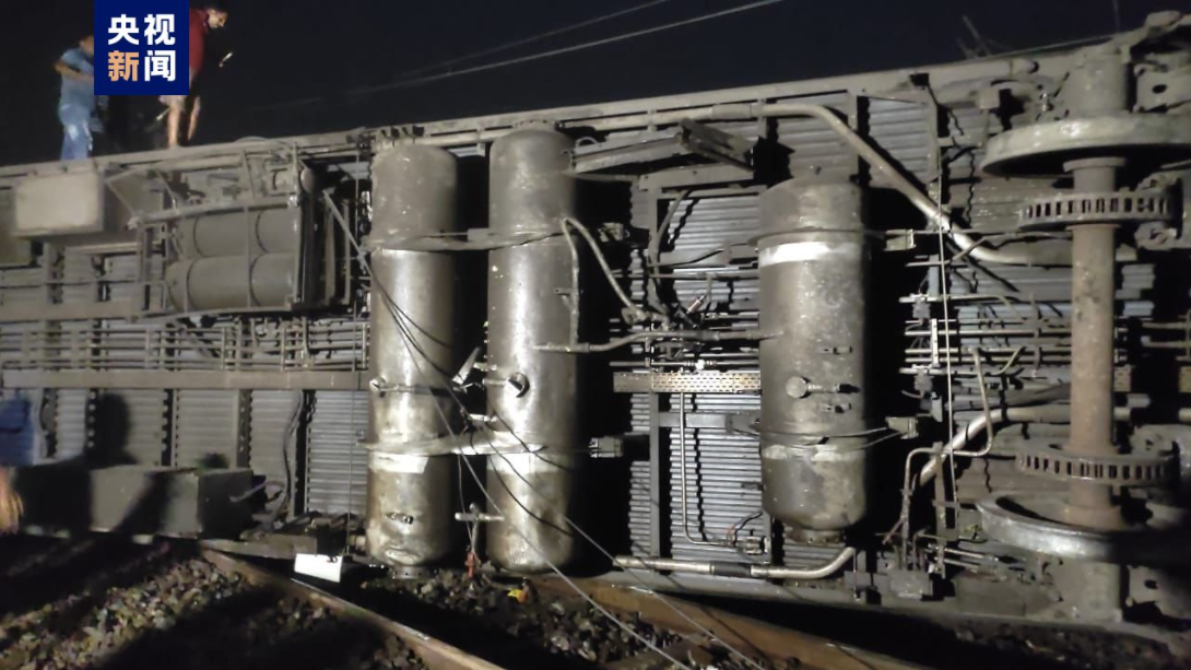 持续更新丨印度奥迪沙邦发生列车相撞事故 已致288人死亡约900人受伤5