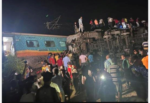 印度列车相撞事故已造成233人死亡